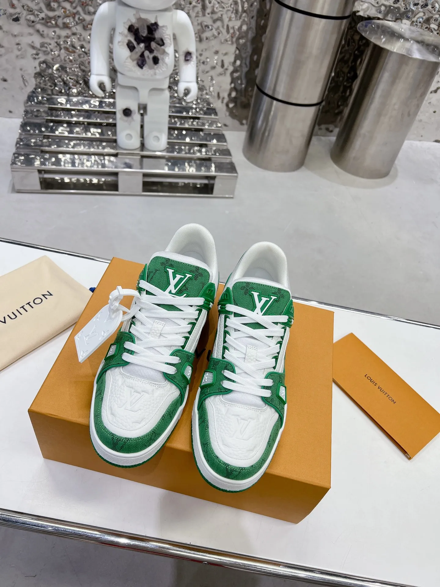 👟👟Ex-factory price 840👟👟 Women's Shoes Factory LV top version 2023 new model Purchasing quality LV~Louis Vuitton Lv TRAINER's best-looking sneakers, Donkey Brand strongly promotes new products, official website limited edition retro basketball sneakers! Both high-cut and low-cut products cost money to purchase an accurate 1:1 replica of the original version. The details are invincible and full of sincerity. The imported and customized original cowhide leather is the same as the original version. The details are 100% restored. The private model customizes the original one-piece T👟👟 ex-factory price U outsole. It is different from other brands. Without the original version, this effect cannot be achieved!    Men's and women's models 35-40 39-45 (45 and 46 are customized and cannot be returned or exchanged)